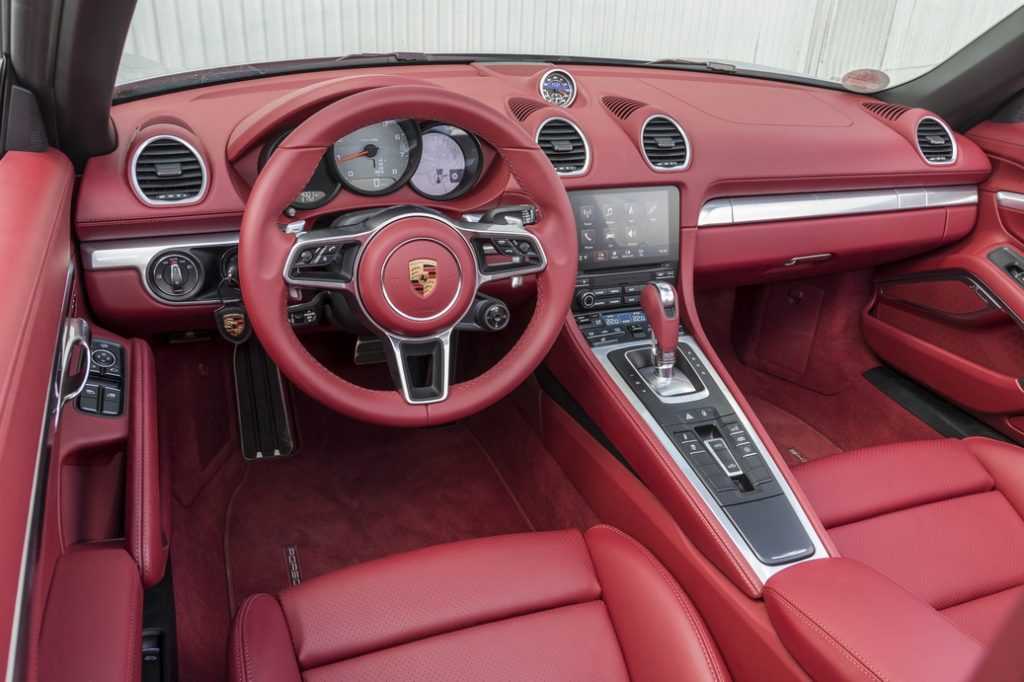 Салон Porsche 718 теперь так же современен и роскошен, как и у старшего брата — нового 911-го 