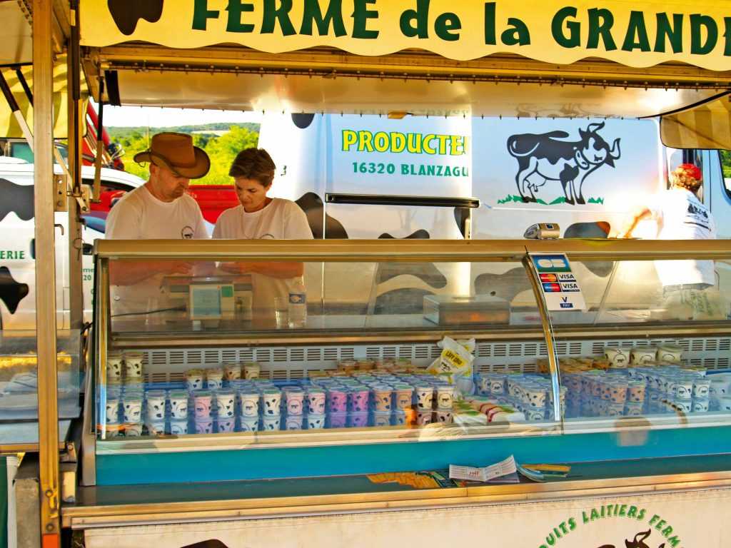 Свою молочную продукцию фермеры продают напрямую в супермаркеты и на рынке