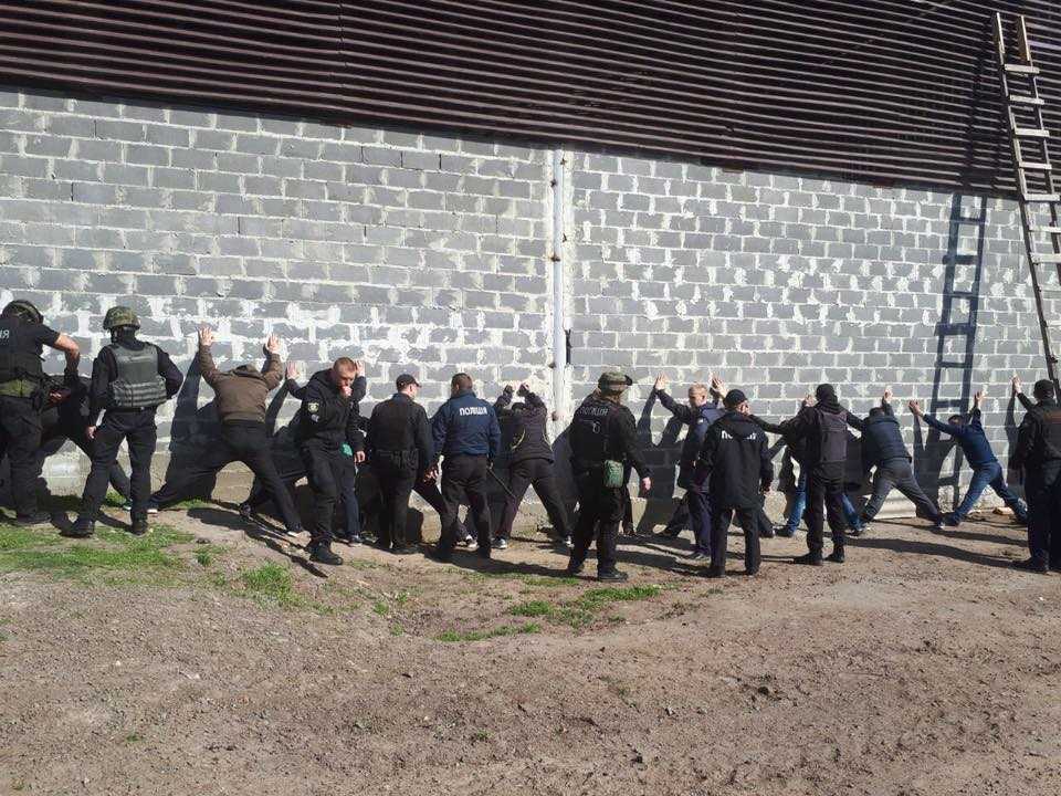 50 рейдерів намагались захопити сільгосппідприємство (фото)