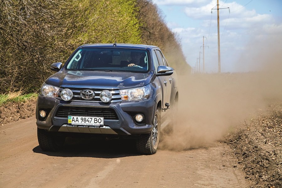 LANDLORD завітав до ефективних та успішних аграріїв на пікапі Toyota Hilux