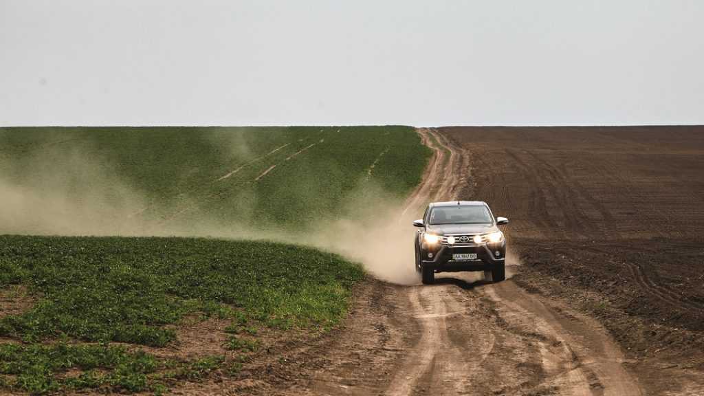 LANDLORD завітав до ефективних та успішних аграріїв на пікапі Toyota Hilux