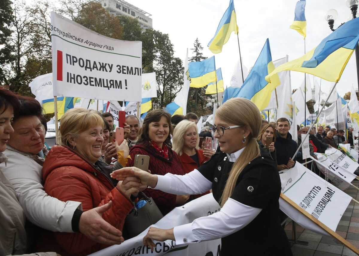 Ринок землі: навіщо фракція Слуга народу знищує шанси на успішні реформи власного уряду?