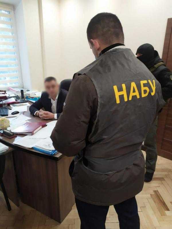 Посадовця держгеокадастру затримали при отриманні хабара