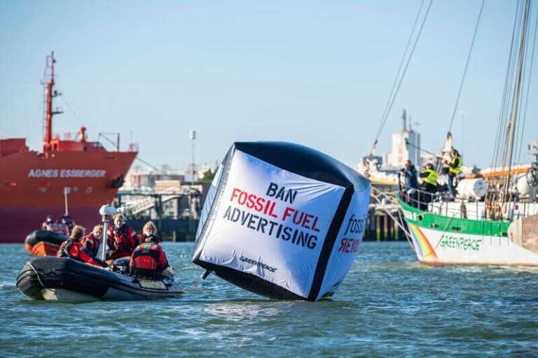 У порту Роттердам активісти Greenpeace заблокували водні шляхи до найбільшого в Європі заводу