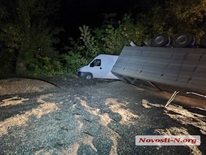 На Миколаївщині перекинувся зерновоз з соняшником