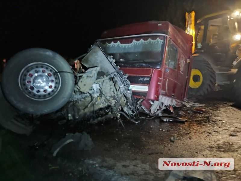 На Миколаївщині перекинувся зерновоз з соняшником