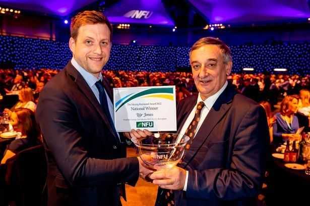 Британський фермер перетне всю Європу, щоб передати ЗСУ свій Land Rover, забитий медикаментами