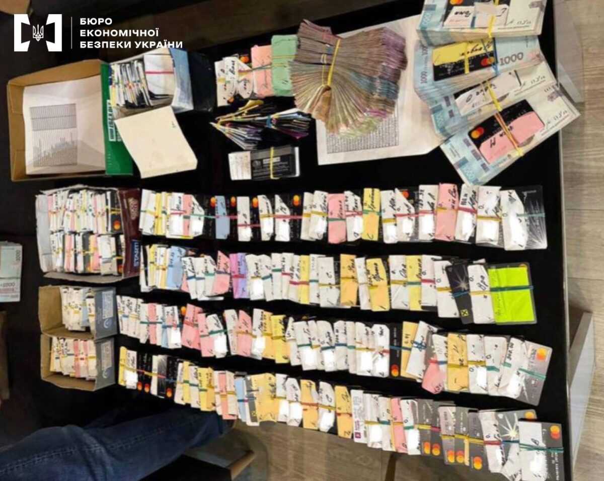 У Львові БЕБ з автоматами обшукало холдинг, який підозрюють в ухиленні від податків на 50 млн грн