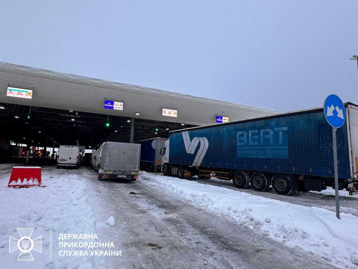 У пункті пропуску «Угринів-Долгобичув» розпочали оформлення вантажівок
