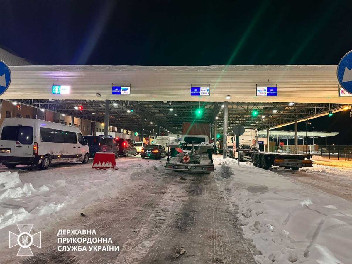 У пункті пропуску «Угринів-Долгобичув» розпочали оформлення вантажівок