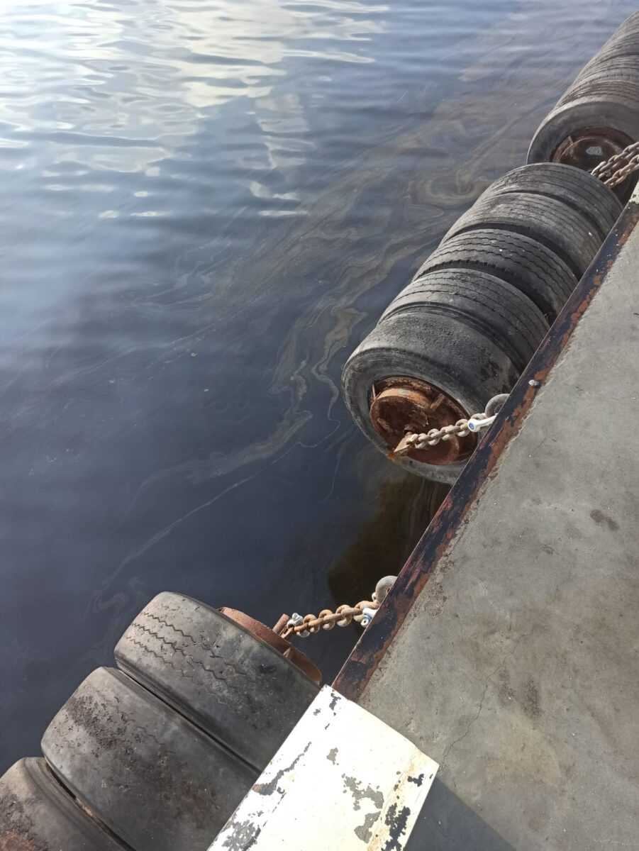 У морпорту Миколаєва через затонуле судно стався виток нафтопродуктів
