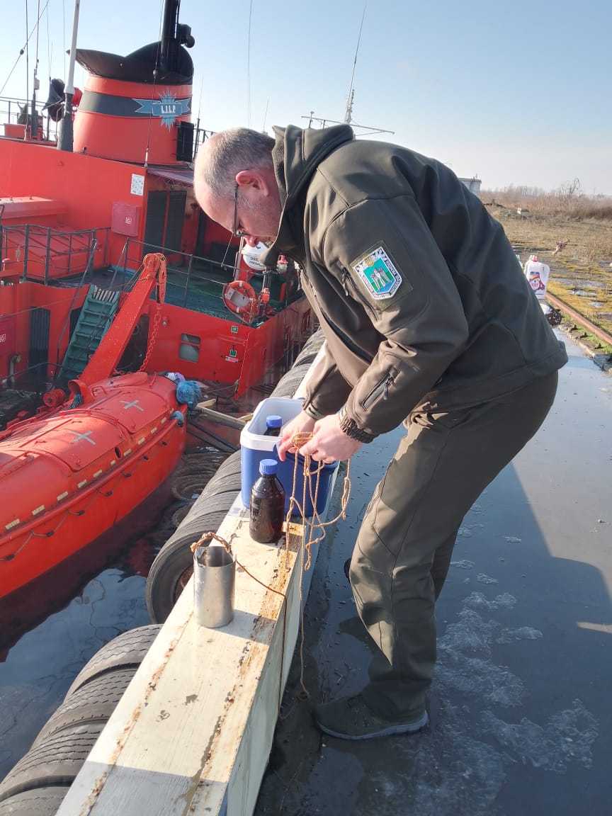 У морпорту Миколаєва через затонуле судно стався виток нафтопродуктів
