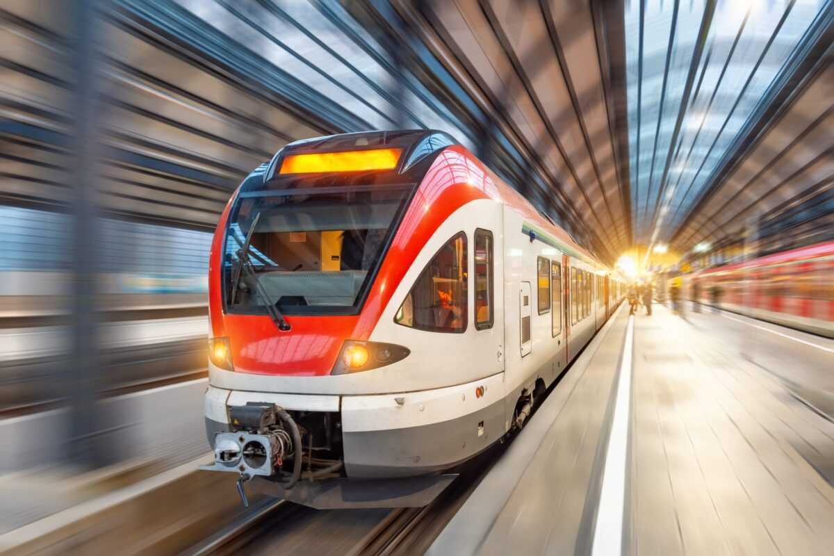 hochgeschwindigkeitszug mit bewegungsunschaerfe im bahnhof
