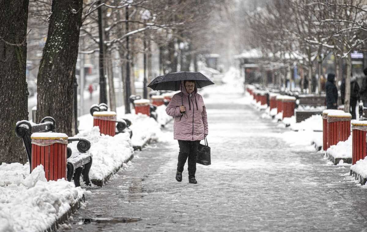 pogoda snig doshch parasolya ozheleditsya gettyimages 1244906757 2 1300x820