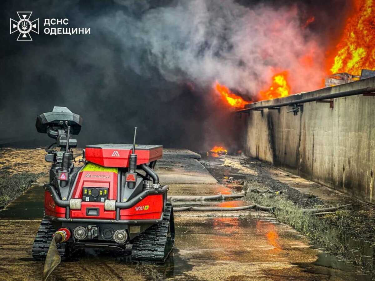 Олійний термінал у порту Південний гасять вже кілька днів: пожежа триває через атаку РФ
