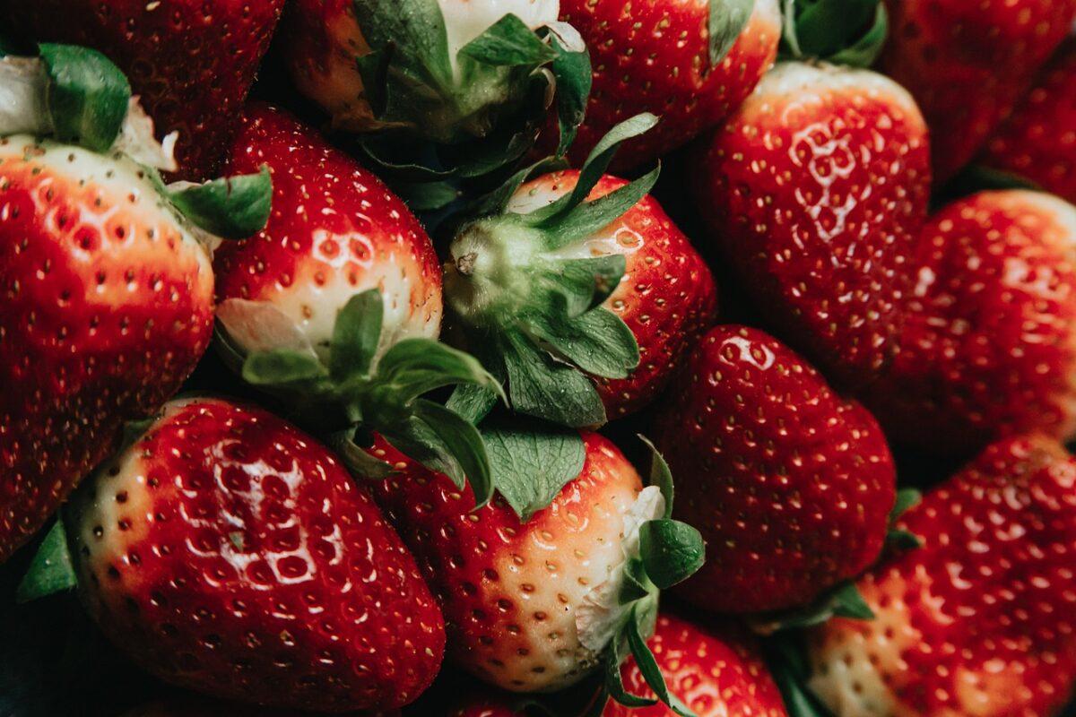 strawberries 7391738 1280
