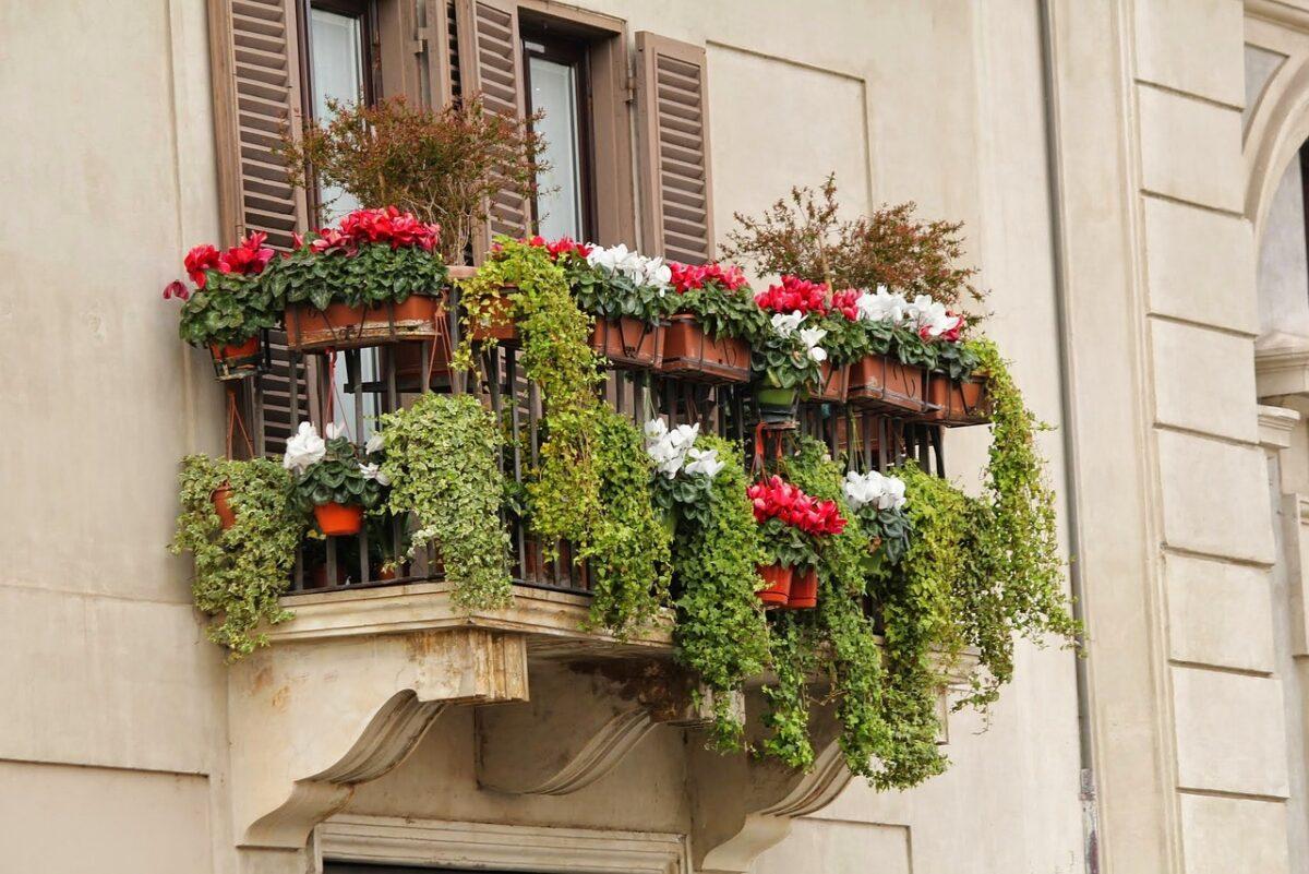 balcony 979257 1280