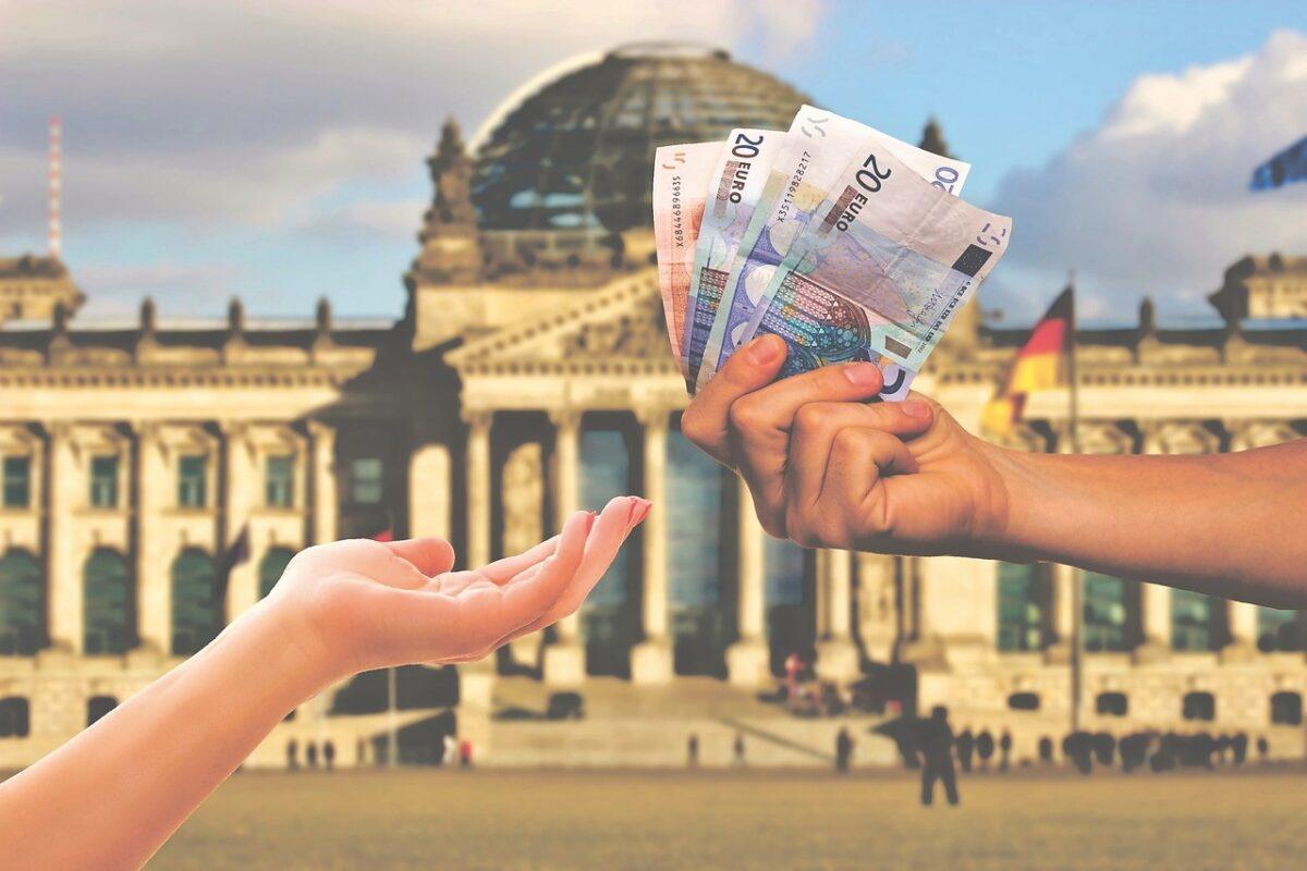 money 3864576 1280