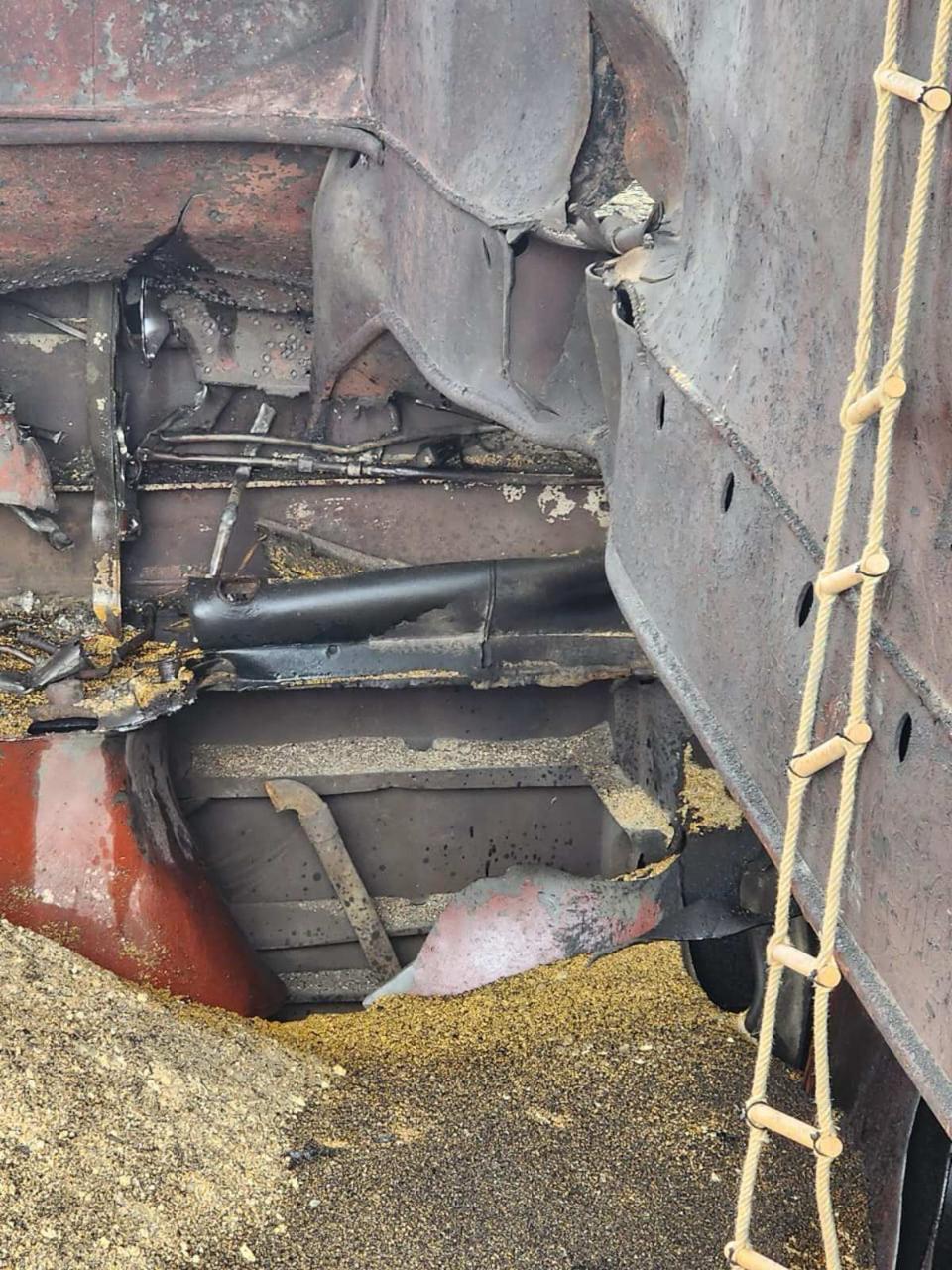 Окупанти завдали удару по порту Південний: пошкоджено цивільне судно з кукурудзою