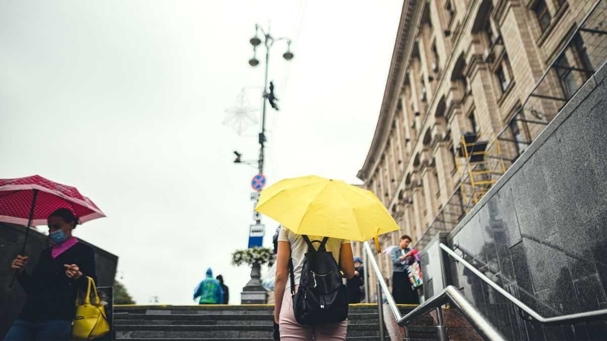 У неділю, 1 червня, погода в Україні буде переважно теплою та комфортною, однак у деяких регіонах очікуються дощі та грози