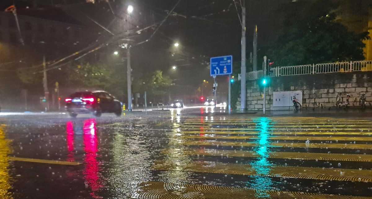 rain shower, thunderstorm, traffic, road, city, urban, heavy rain, heavy rain, heavy rain, heavy rain, heavy rain, heavy rain