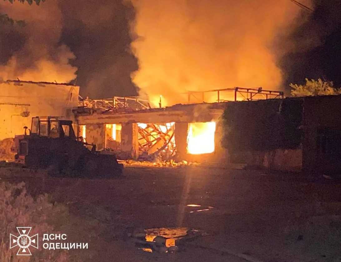 Російські дрони-камікадзе знищили склади з очеретом на Одещині