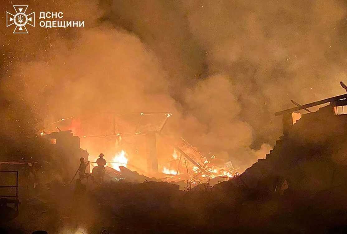 Російські дрони-камікадзе знищили склади з очеретом на Одещині