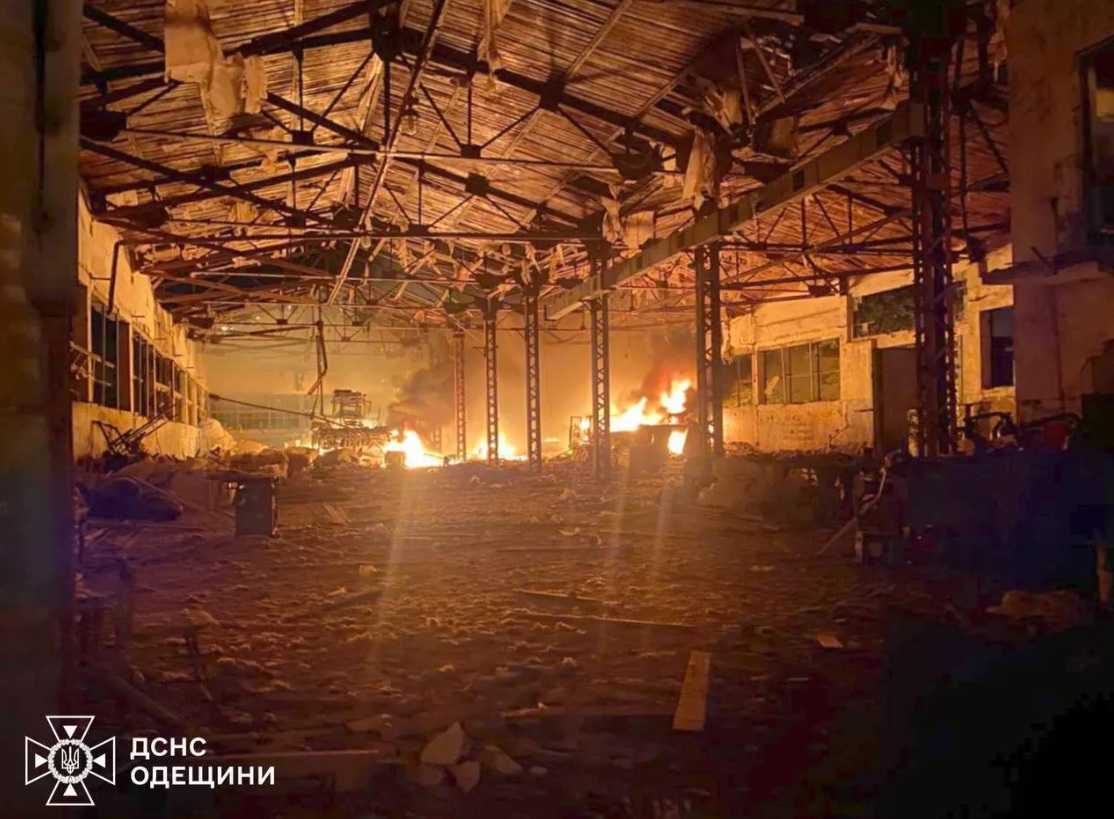 Російські дрони-камікадзе знищили склади з очеретом на Одещині