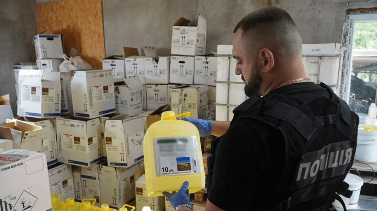 Поліція розкрила підпільну мережу з виробництва фальшивих пестицидів на 200 млн грн