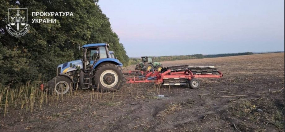 Ракетний удар по полю на Сумщині: 12 поранених, знищена техніка під час збору врожаю