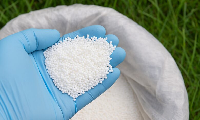 Дефіцит аміачної селітри в Україні досягає 70%: аграрії ризикують недобрати врожай