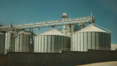 Industrial silos with conveyor belt system