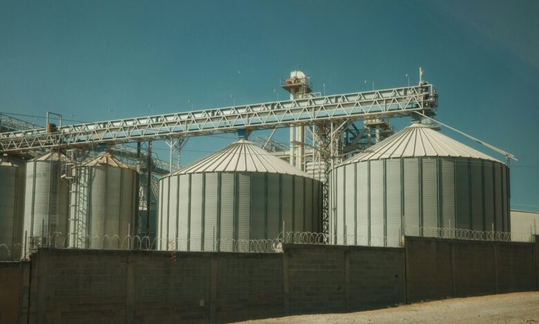 Industrial silos with conveyor belt system